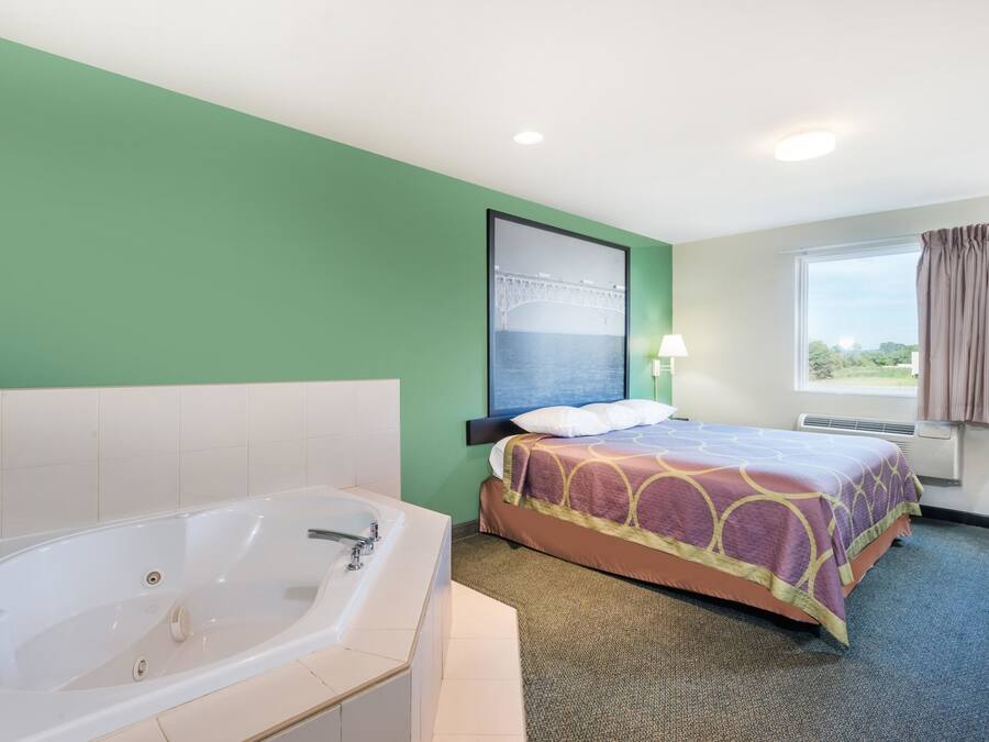 Suite, 1 King Bed, Non Smoking (One Bedroom) | Desk, blackout curtains, iron/ironing board, free WiFi