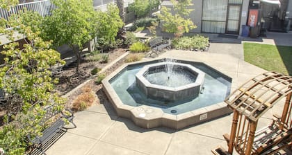 Creekside Inn & Suites