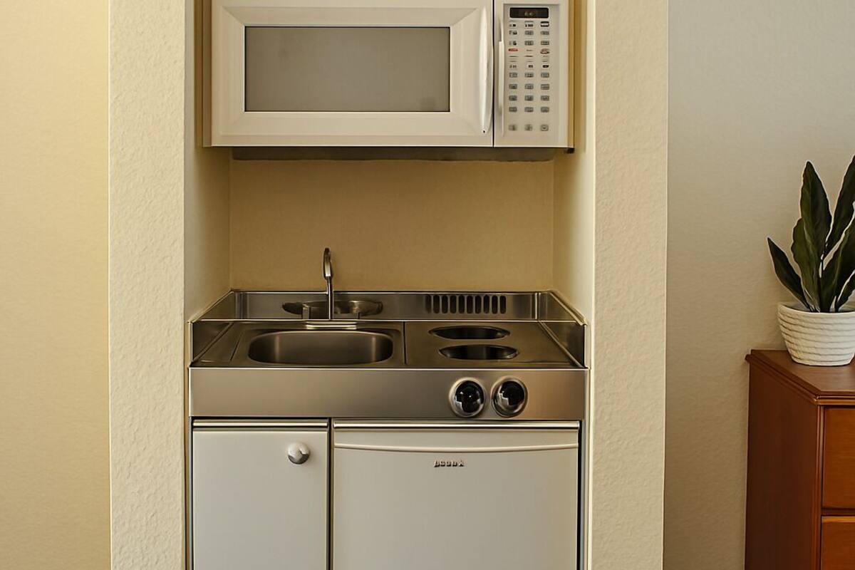 executive room, 1 king bed, kitchenette, garden view | private kitchen | mini-fridge, microwave