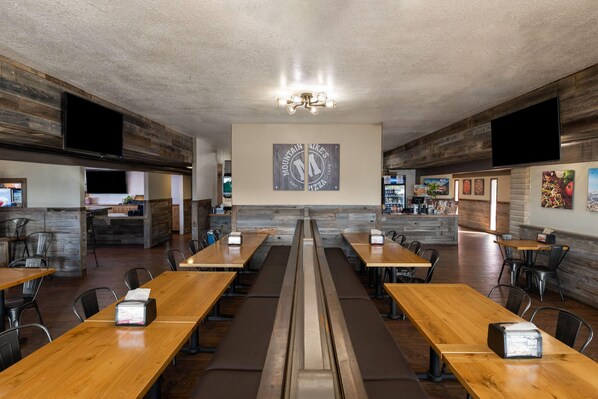 Dining - Super 8 by Wyndham Fort Bragg (Fort Bragg)