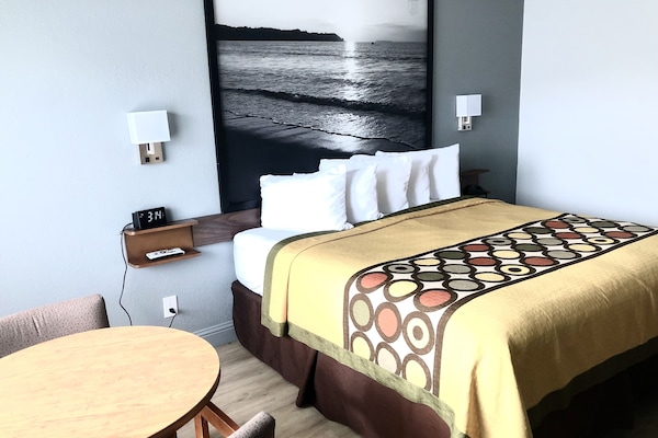 Standard Room, 1 Queen Bed