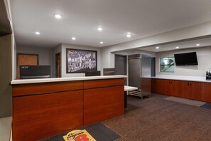 Lobby - Super 8 by Wyndham Fort Bragg (Fort Bragg)