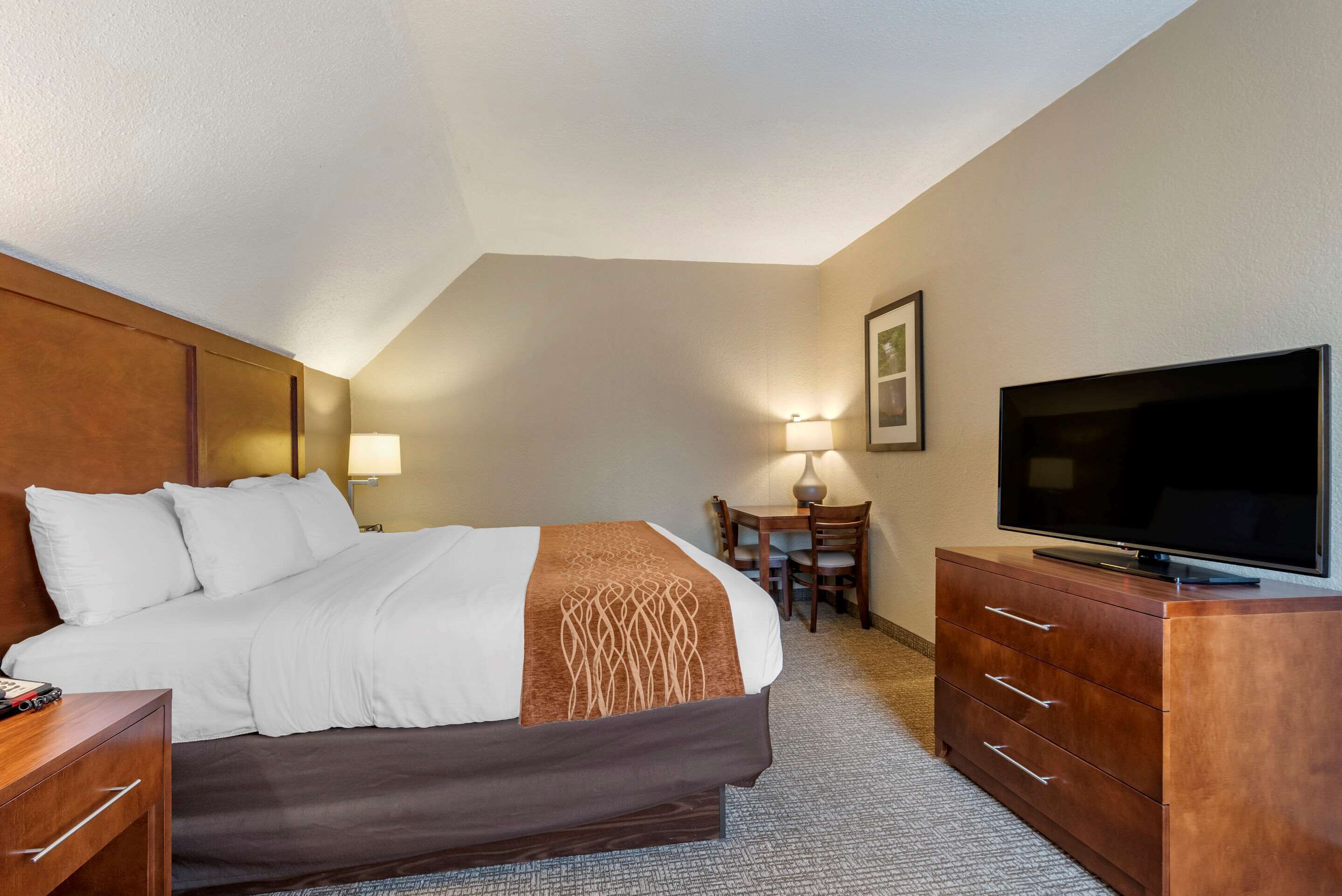1 king bed, 2 room suite, jetted tub | in-room safe, desk, iron/ironing board, free wifi