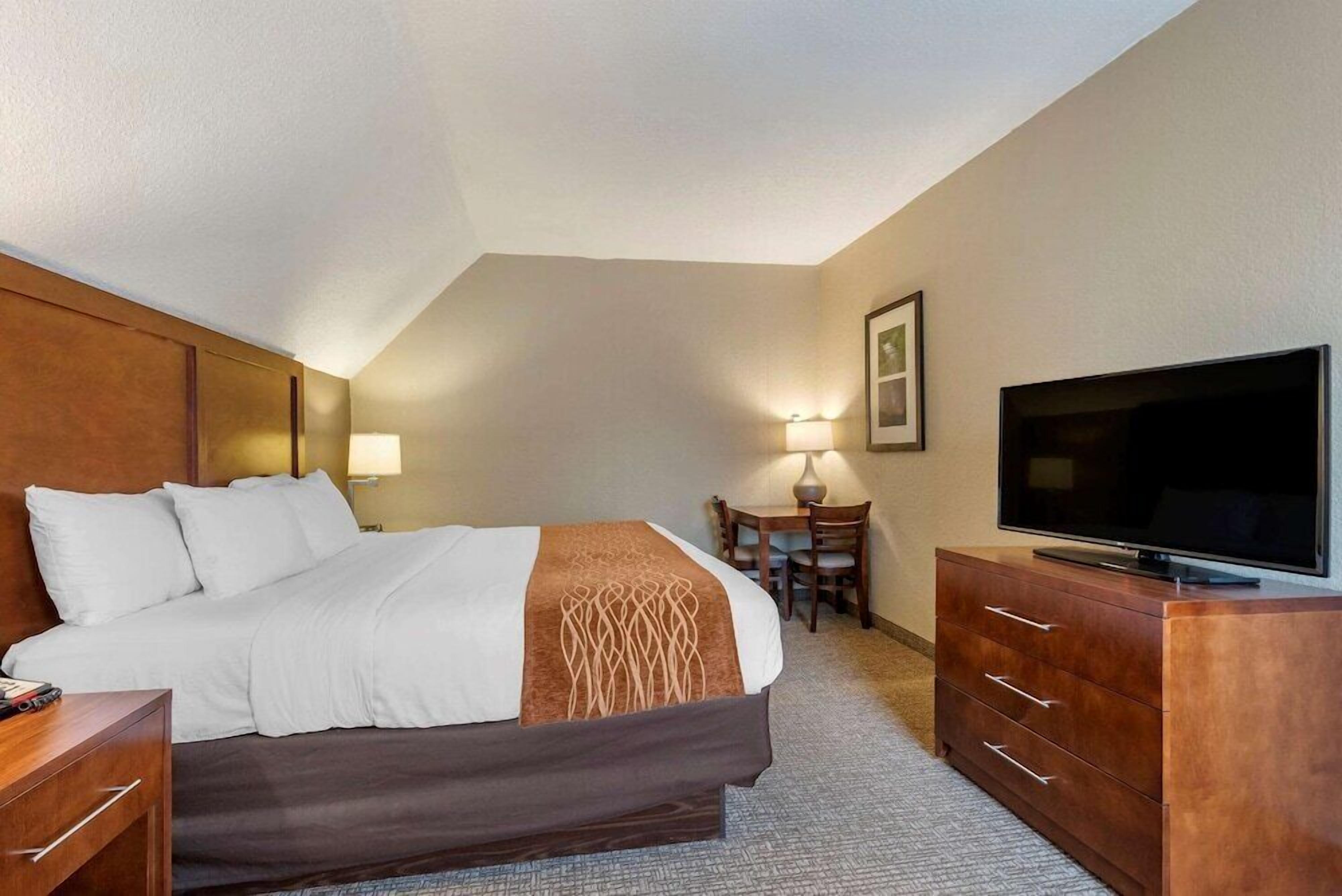 In-room safe, desk, iron/ironing board, free WiFi