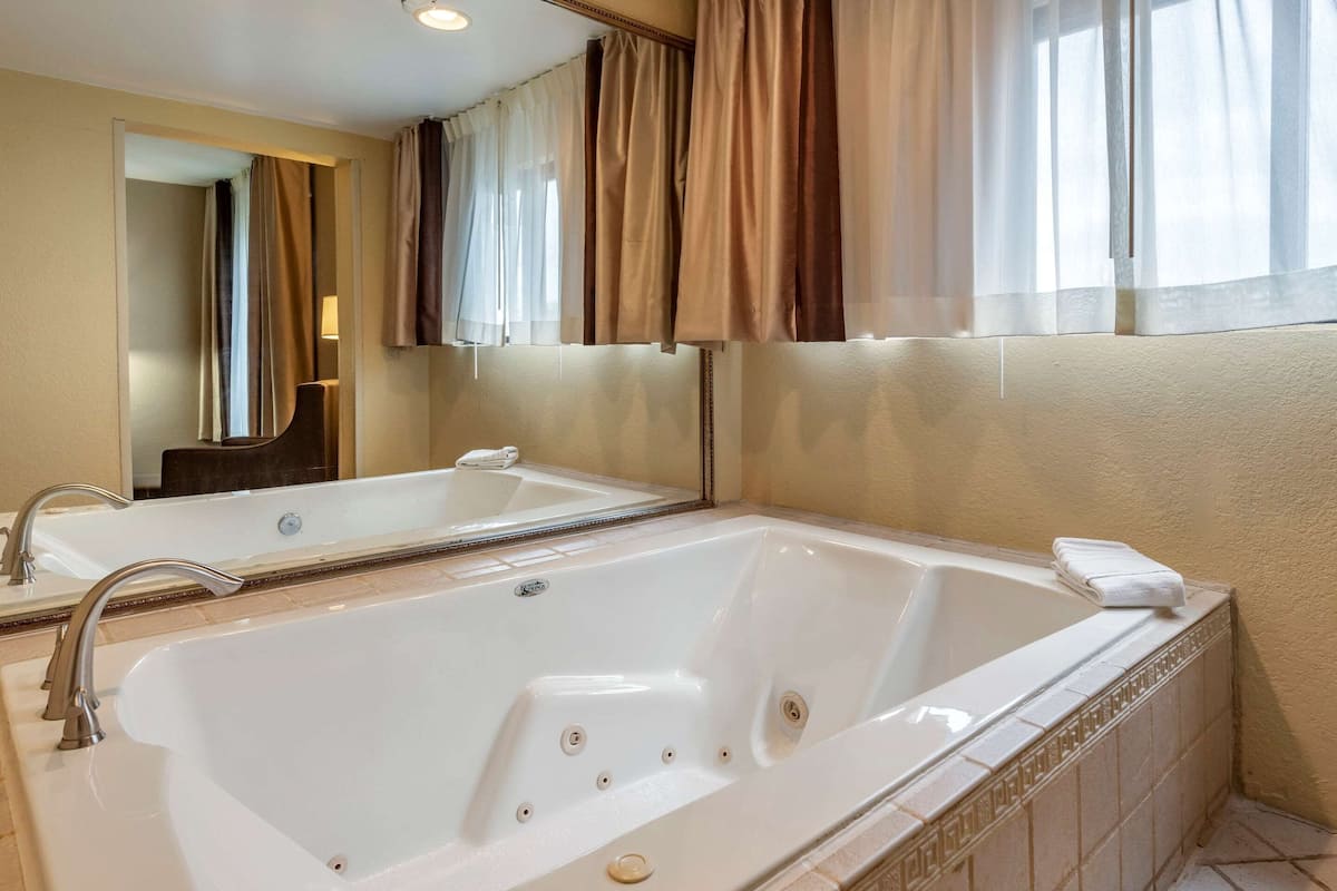 1 King Bed, Suite, Nonsmoking | 房內夾萬、書桌、熨斗/熨衫板、免費 Wi-Fi