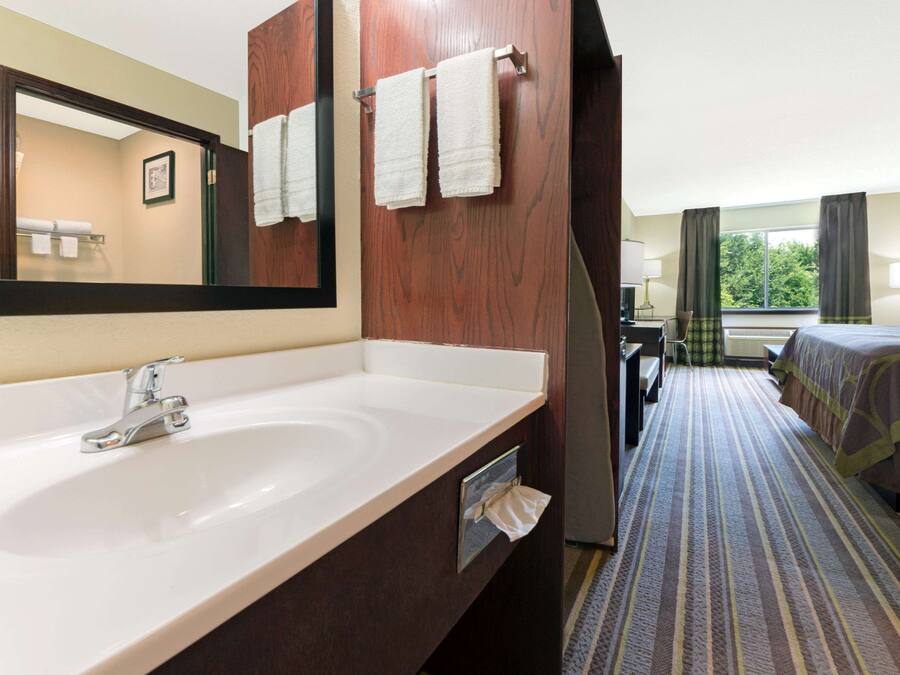 Combined shower/tub, rainfall showerhead, towels, soap