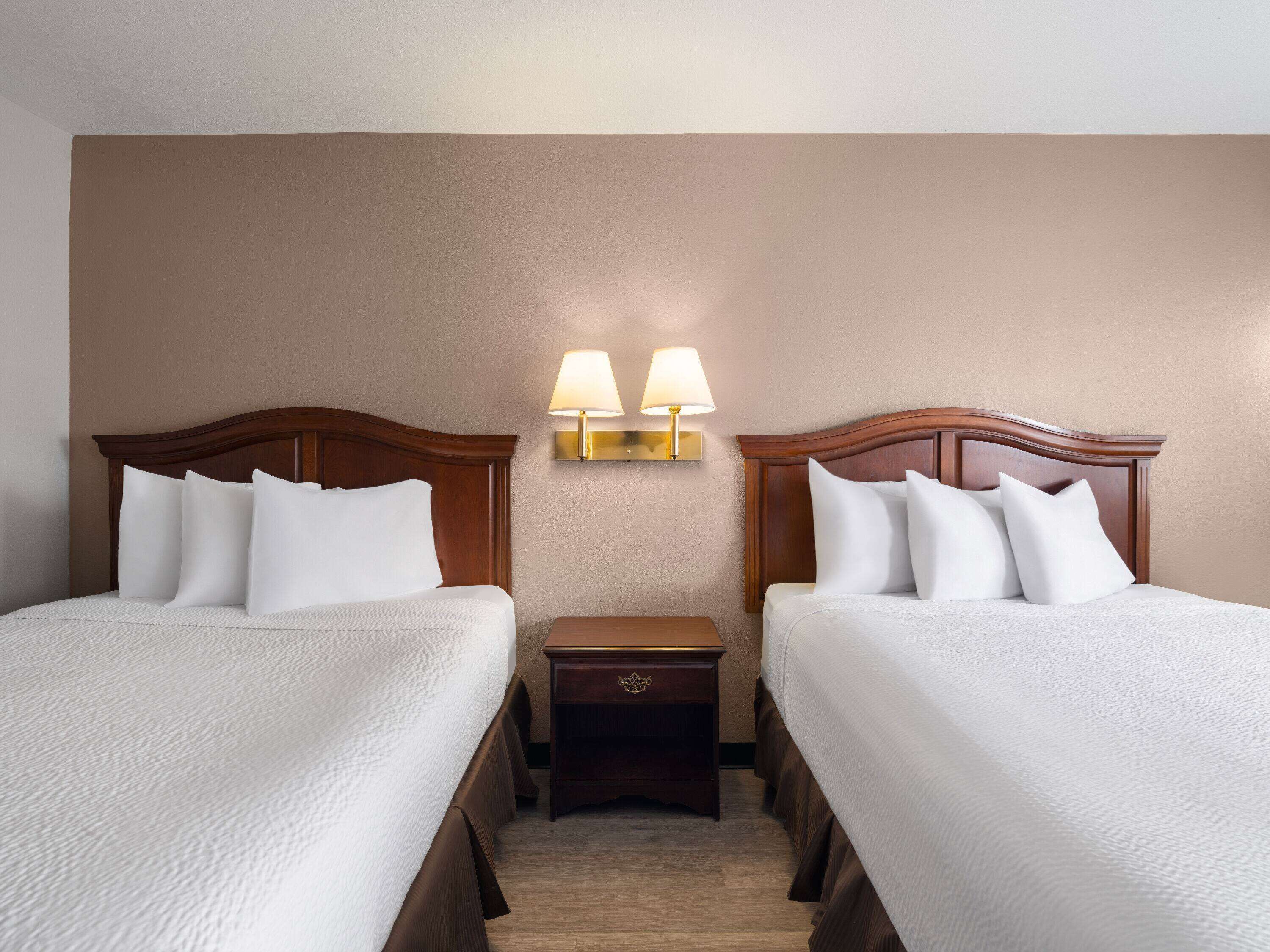 Peti besi dalam bilik, meja, ruang kerja komputer riba 