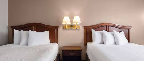 セーフティボックス (室内)、デスク、ノートパソコン用作業スペース、遮光カーテン