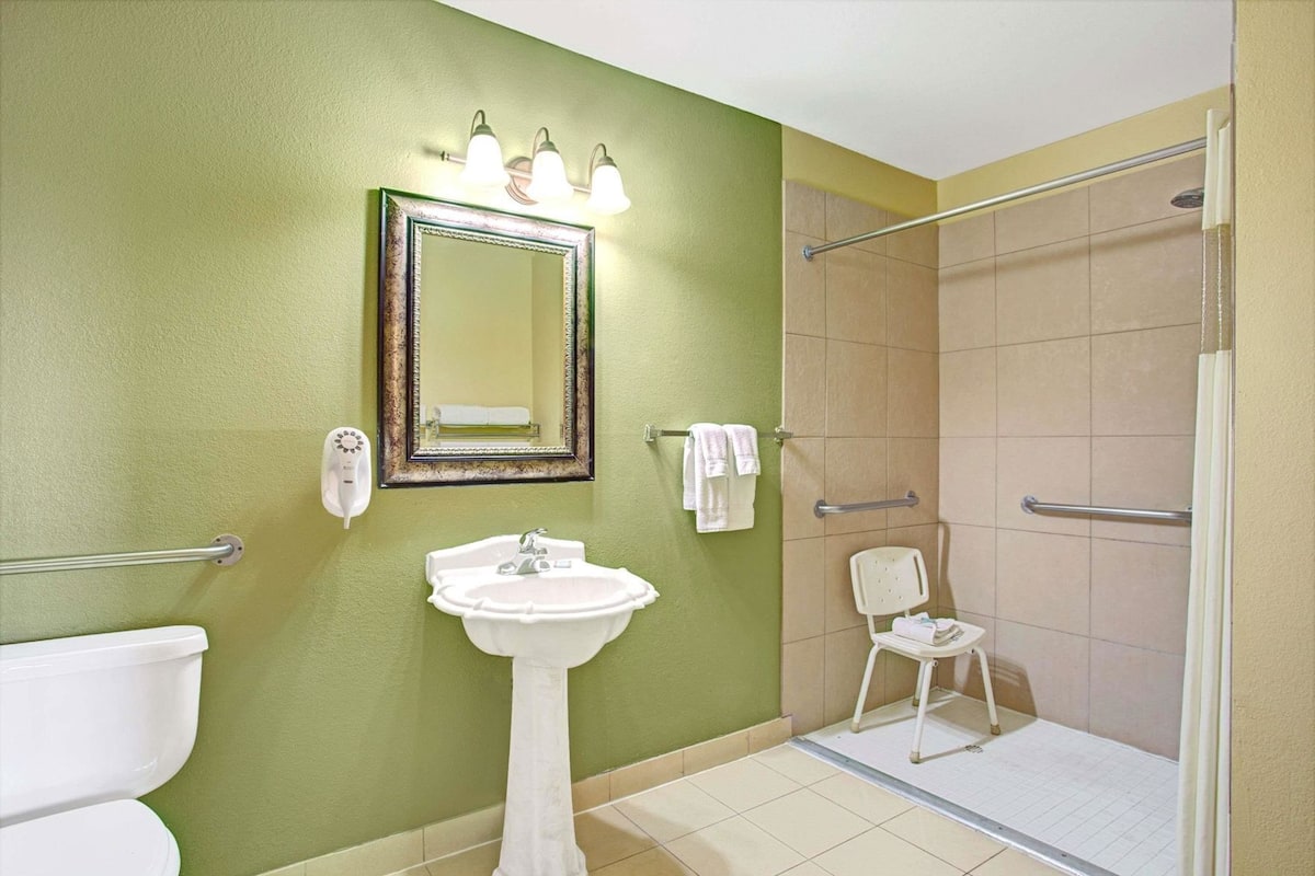 Baño | Tina con regadera, amenidades de baño gratuitas, secadora de cabello