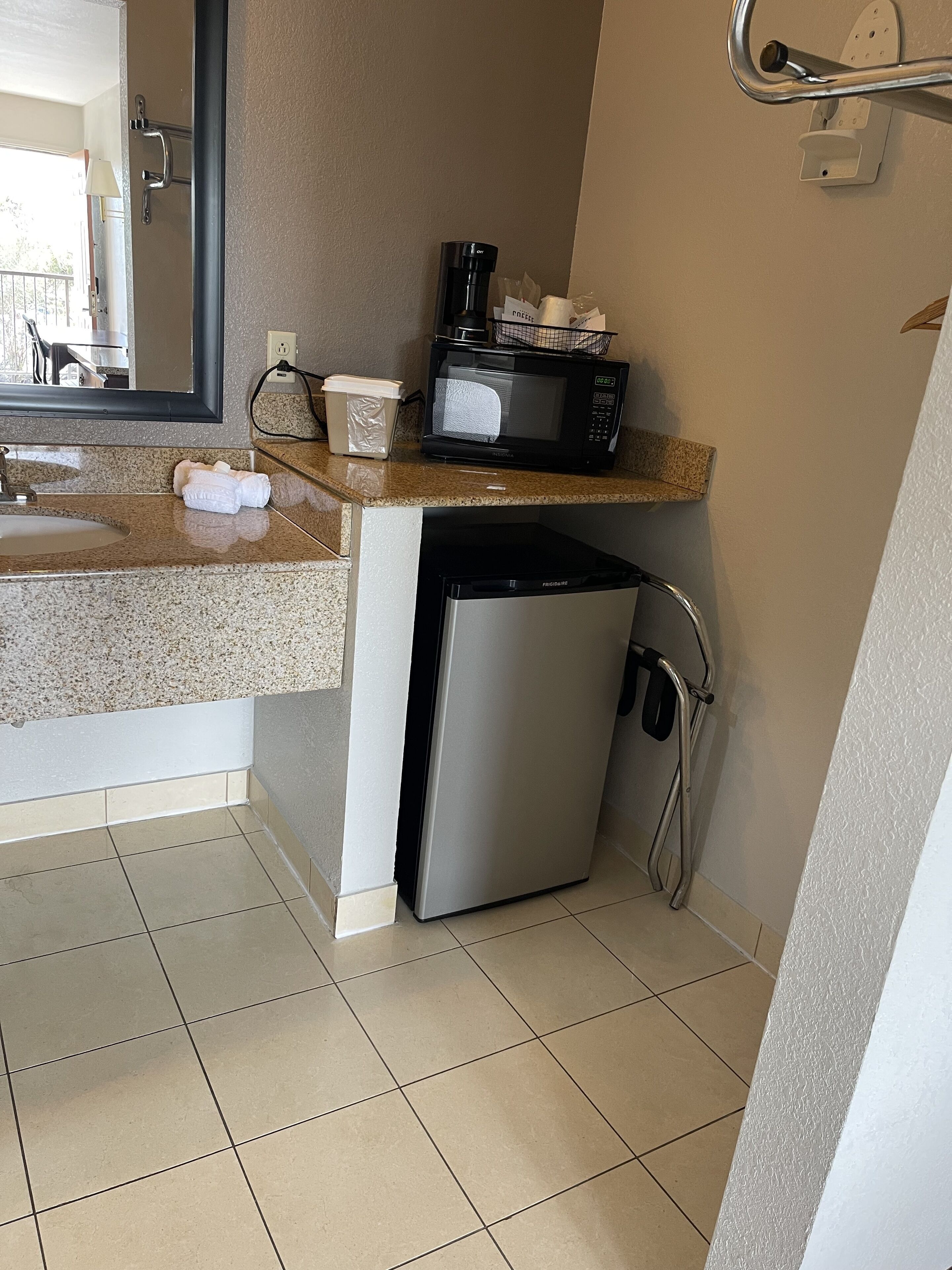 Quarto standard, 1 cama Queen | Cofres nos quartos, escrivaninha, espaço de trabalho para notebook