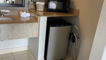 Standard Room, 1 Queen Bed | In-room safe, desk, laptop workspace, blackout curtains