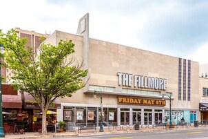 El teatro Fillmore, con una vista clara de la entrada y la taquilla.