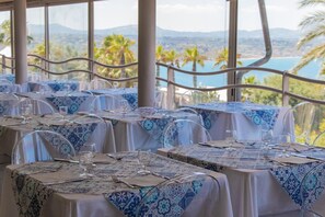 4 restaurants, breakfast, lunch, dinner served; international cuisine