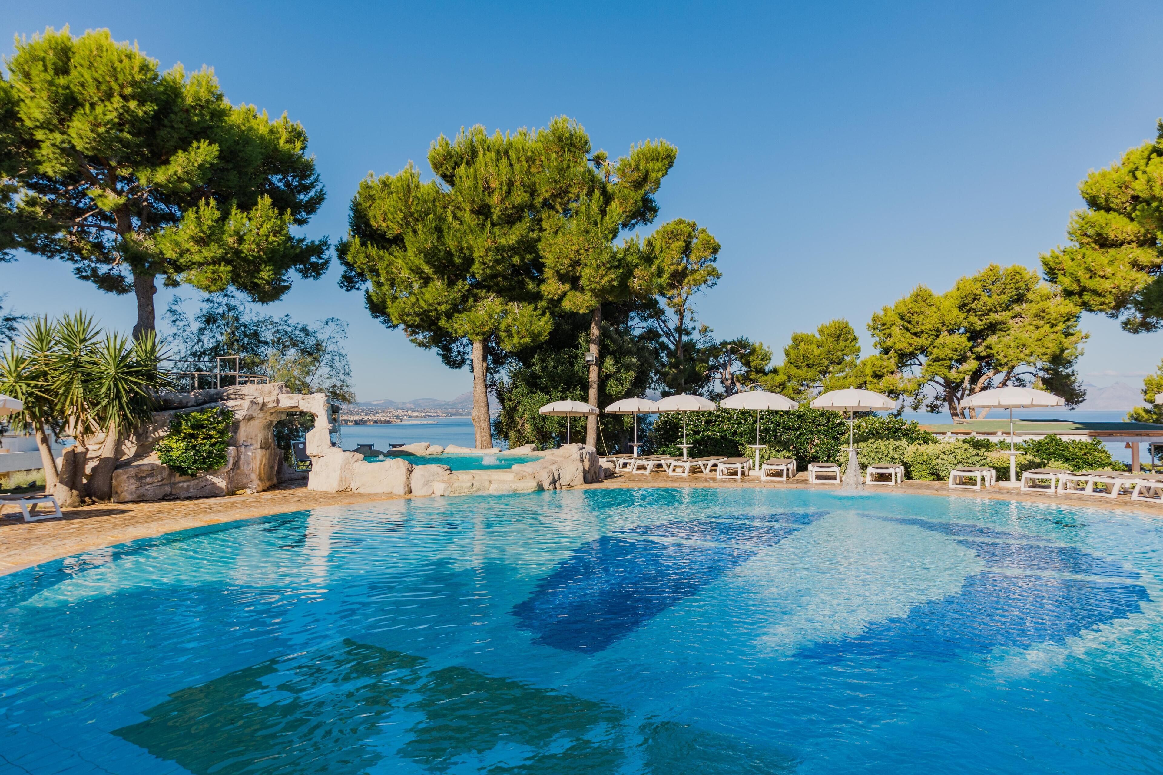 Seasonal outdoor pool, pool umbrellas, sun loungers