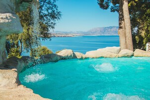 Seasonal outdoor pool, pool umbrellas, sun loungers