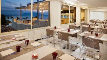 4 restaurants, serveren ontbijt, lunch, diner, internationale gerechten