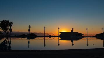 Hồ bơi ngoài trời phục vụ theo mùa, dù/ô trên bãi biển/hồ bơi