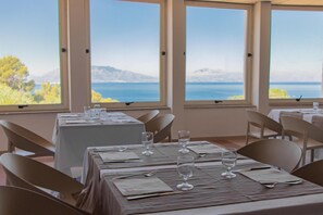 4 間餐廳；供應早餐、午餐、晚餐；多國菜