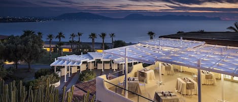 4 restaurants, breakfast, lunch, dinner served; international cuisine