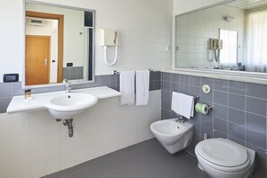 샤워 시설, 레인폴 샤워기, 무료 세면용품, 헤어드라이어