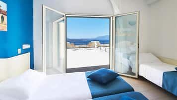 Tripla Comfort, vista mare | Een minibar, een kluis op de kamer, een bureau, gratis babybedden