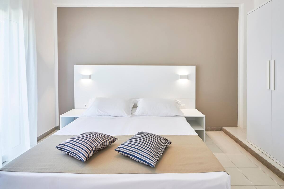 Minibar, caja de seguridad en la habitación y escritorio 