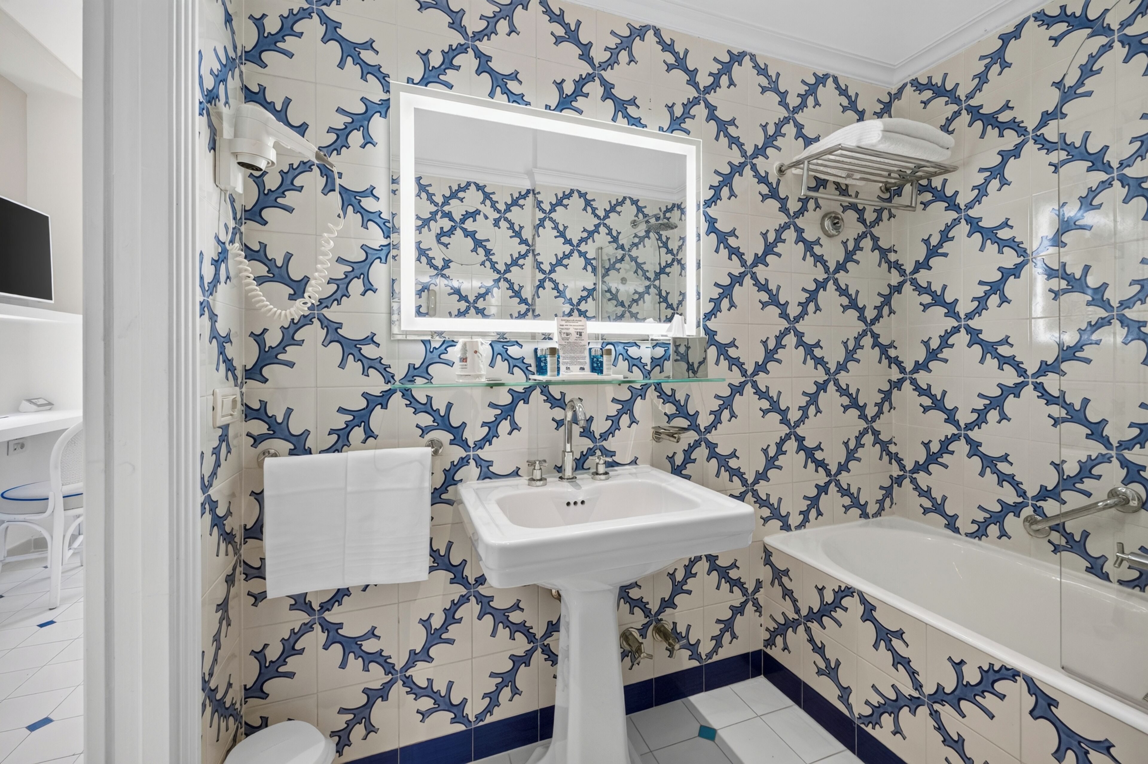 Double Room, Partial Sea View (Sunset) | Bathroom | Combined shower/tub, free toiletries, hair dryer, bidet