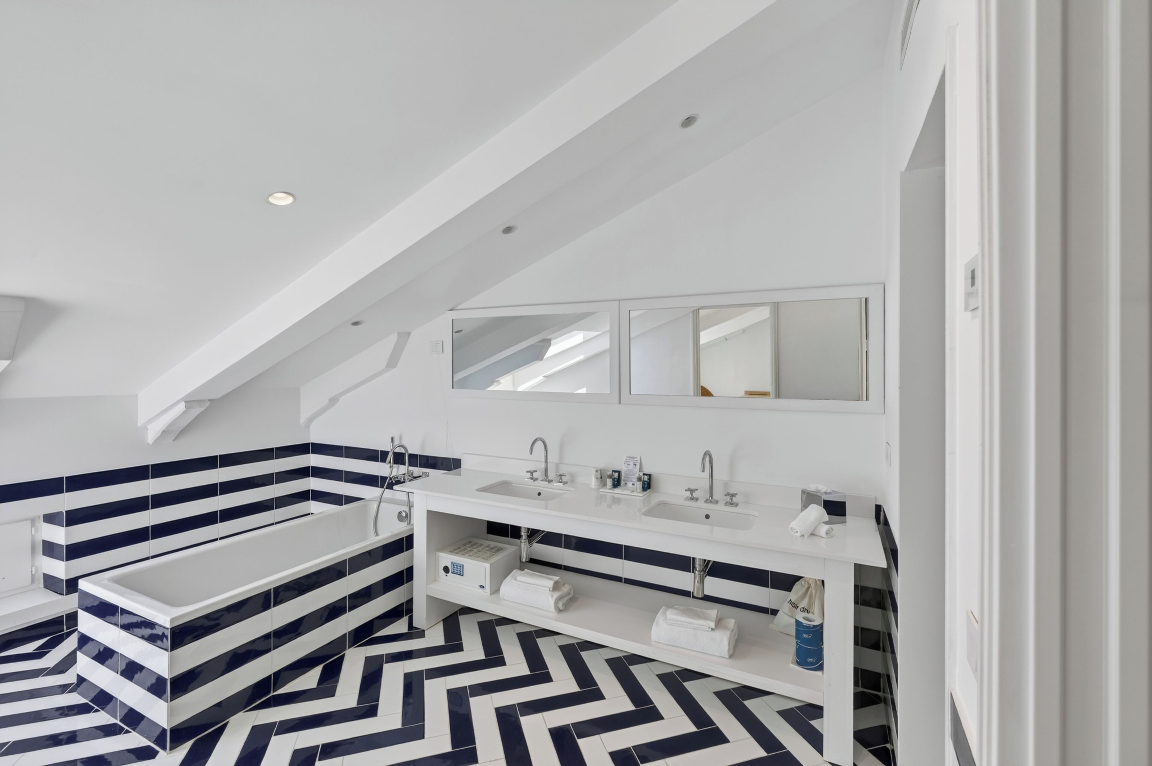Deluxe Double Room (Skylight Window) | Bathroom