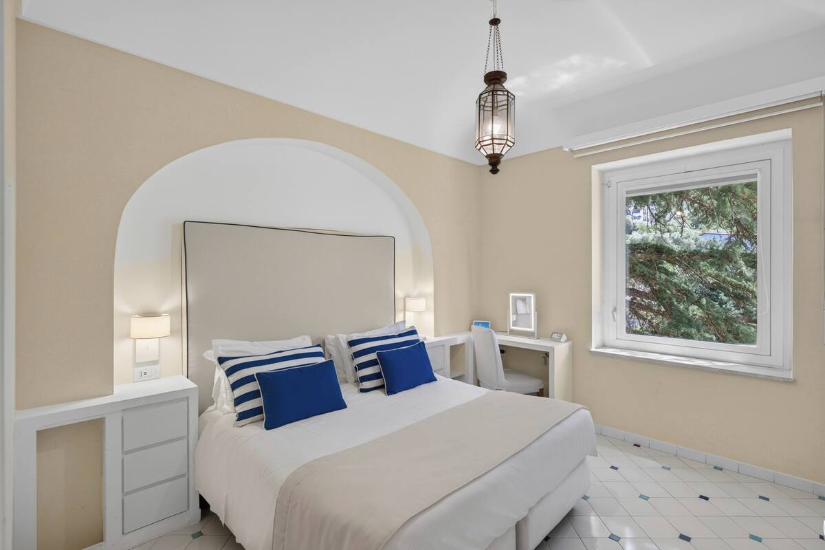 Standard Double Room, Garden View | Pillowtop beds, minibar, in-room safe, desk