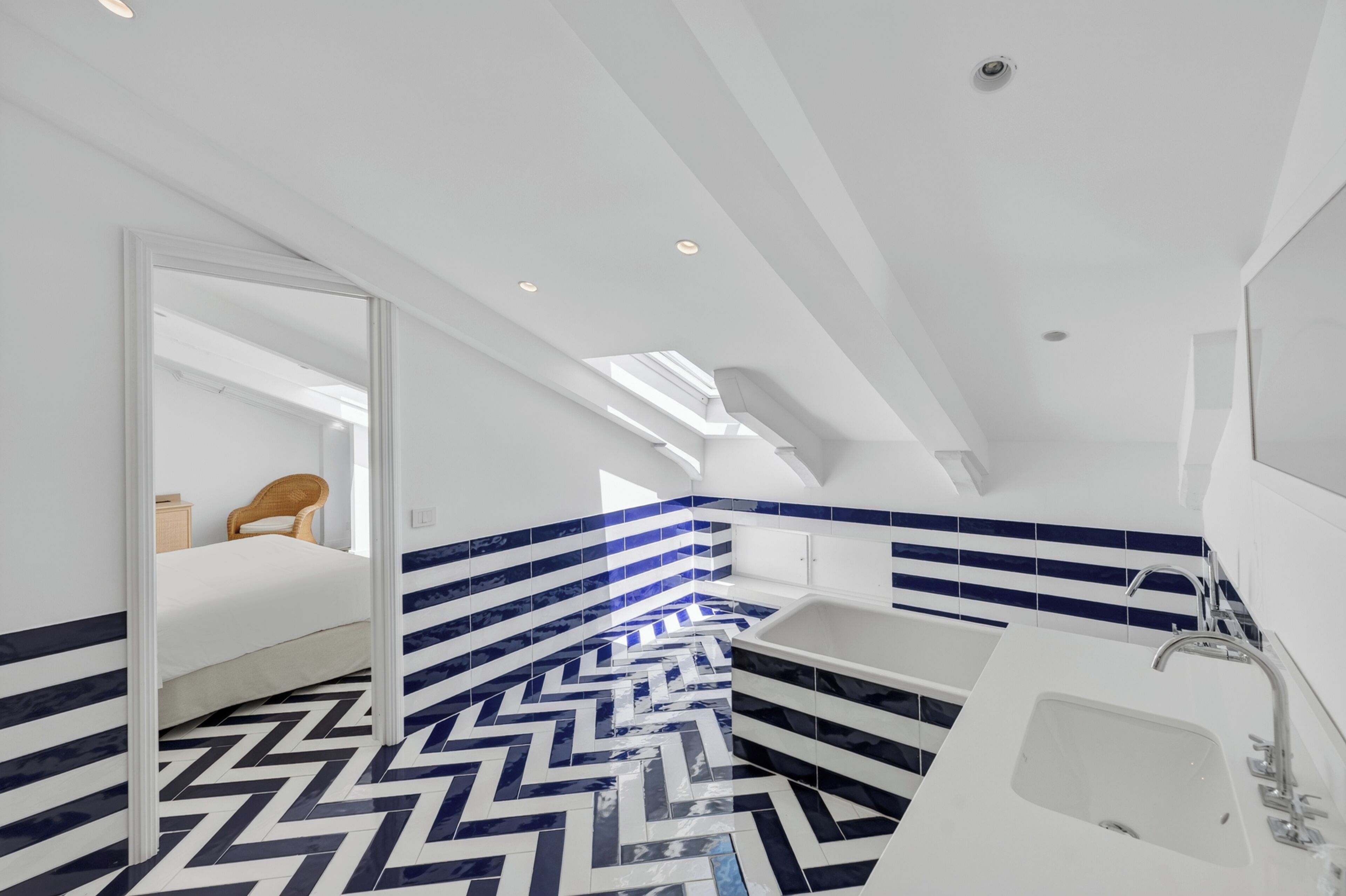 Deluxe Double Room (Skylight Window) | Bathroom