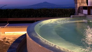 A hot tub with a view of a mountain at dusk. - Grand Hotel Aminta  (Sorrento)