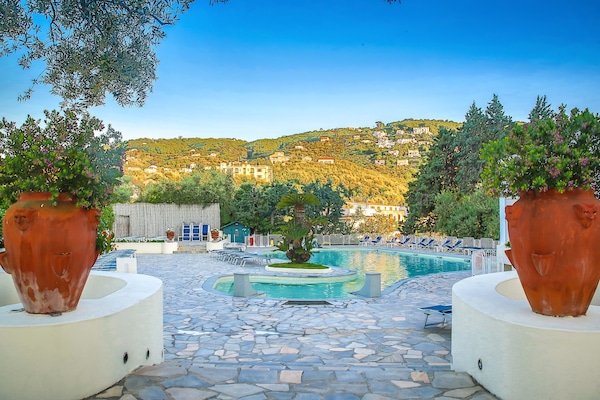 Een seizoensgebonden buitenzwembad en parasols bij het zwembad