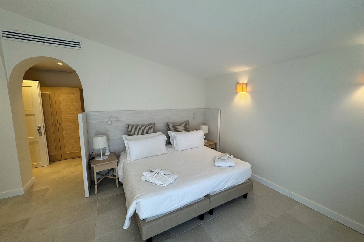 Deluxe Double or Twin Room, Garden View (Annex) | Minibar, in-room safe, desk, blackout drapes