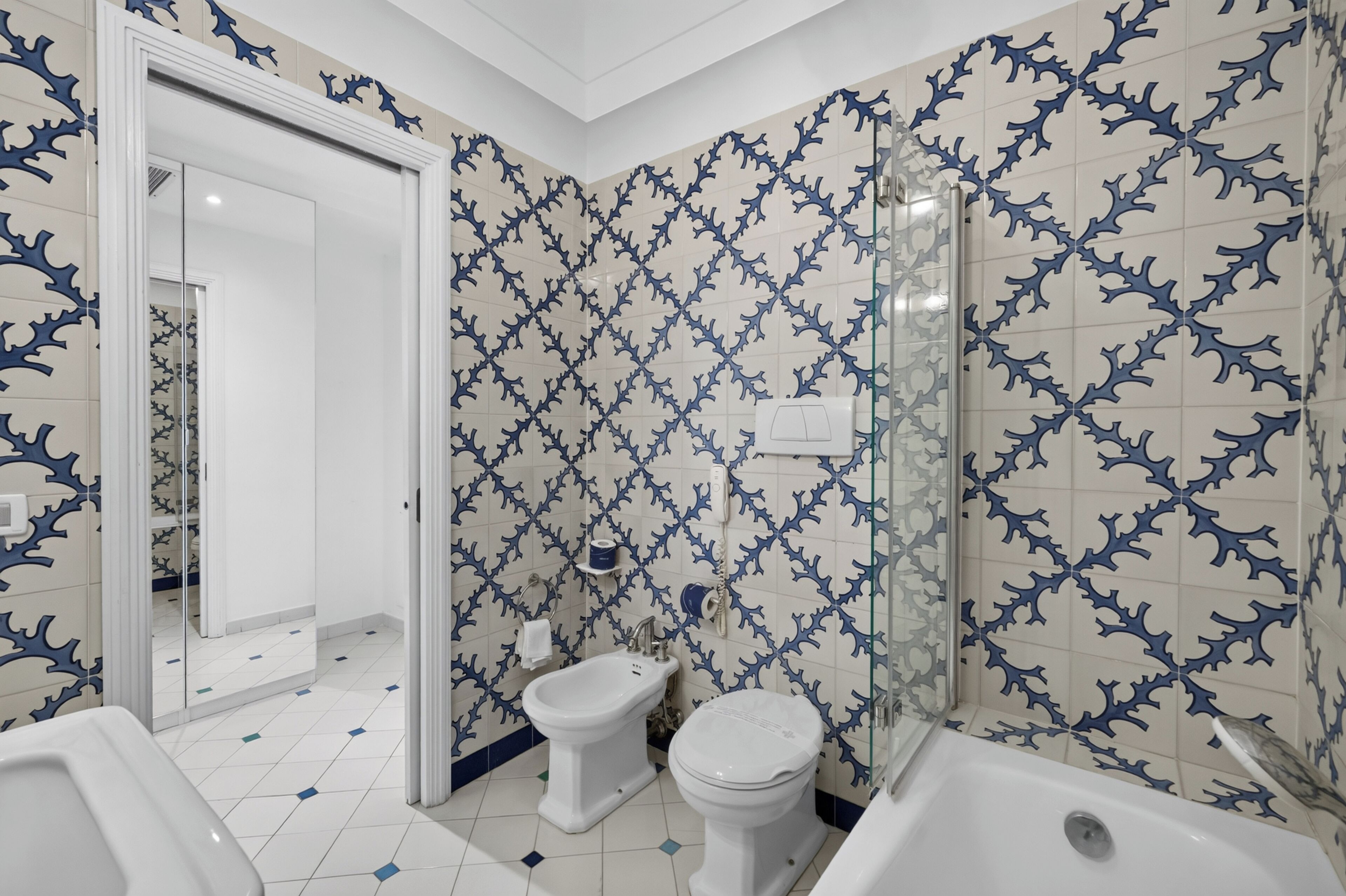 Quarto casal standard, vista para o jardim | Banheiro