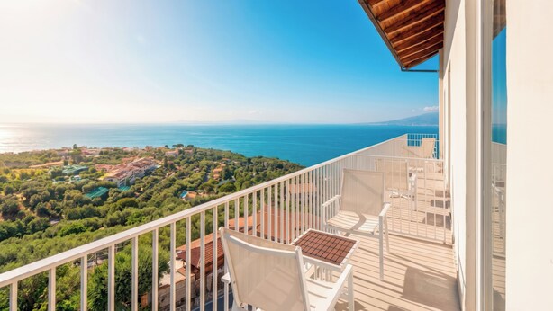 A balcony with a view of the sea and greenery. - Grand Hotel Aminta  (Sorrento)