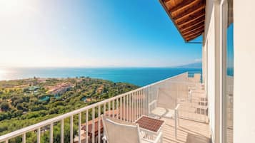 Superior-Doppelzimmer, Balkon, Meerblick (Sunset) | Pillowtop-Betten, Minibar, Zimmersafe, Schreibtisch