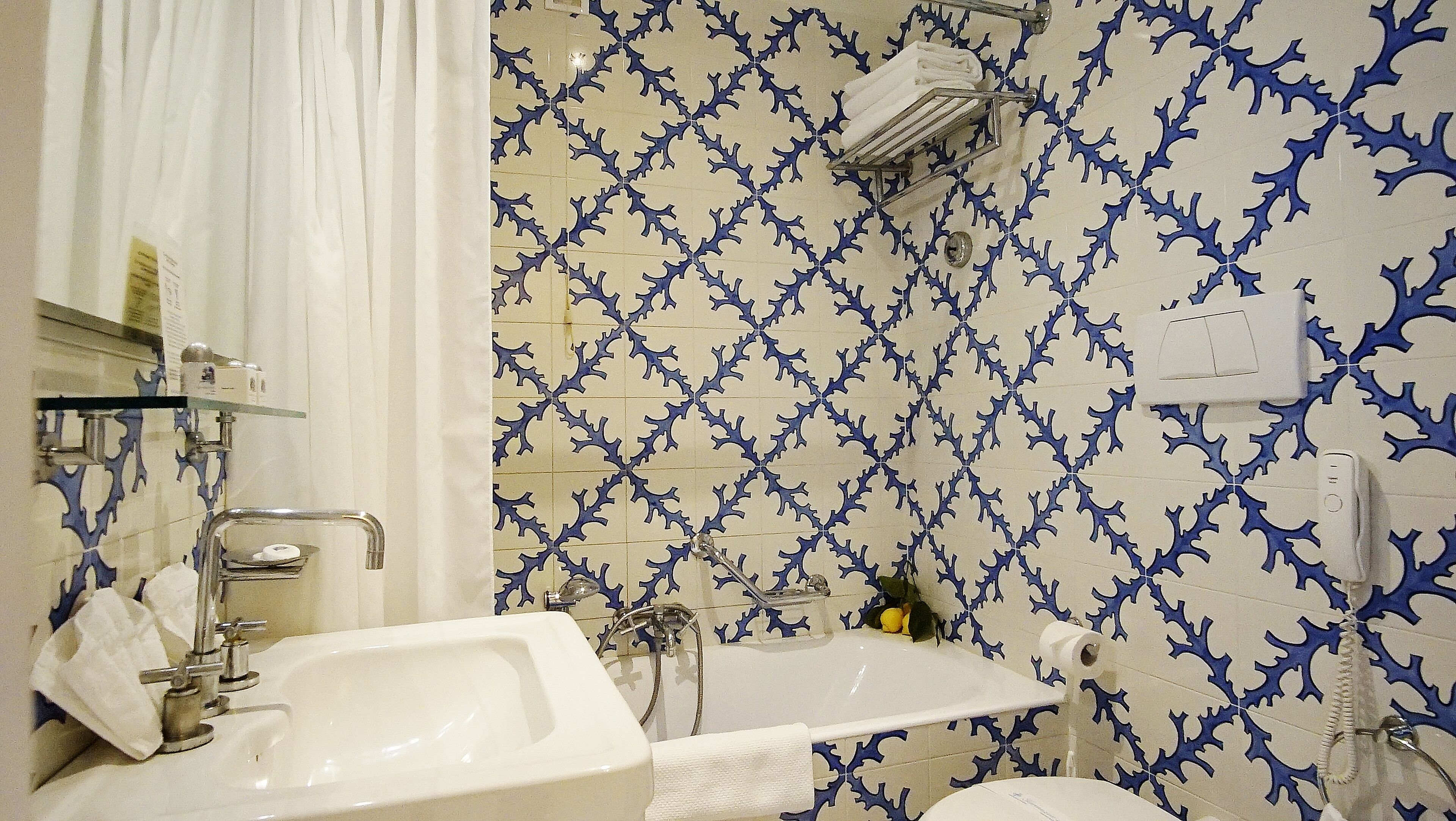 Combined shower/tub, free toiletries, hair dryer, bidet