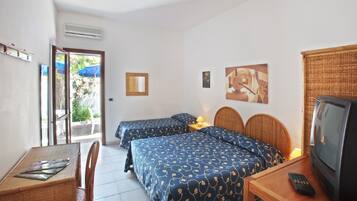 Habitación triple | Minibar, escritorio, insonorización y cunas gratuitas