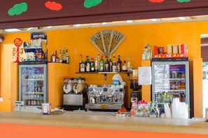 Bar en bord de piscine