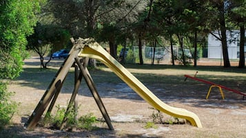 Área de juegos infantiles al aire libre