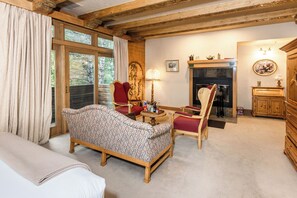 Suite (Edelweiss) | Wohnbereich | 32-Zoll-Flachbildfernseher mit Kabelempfang, Fernseher