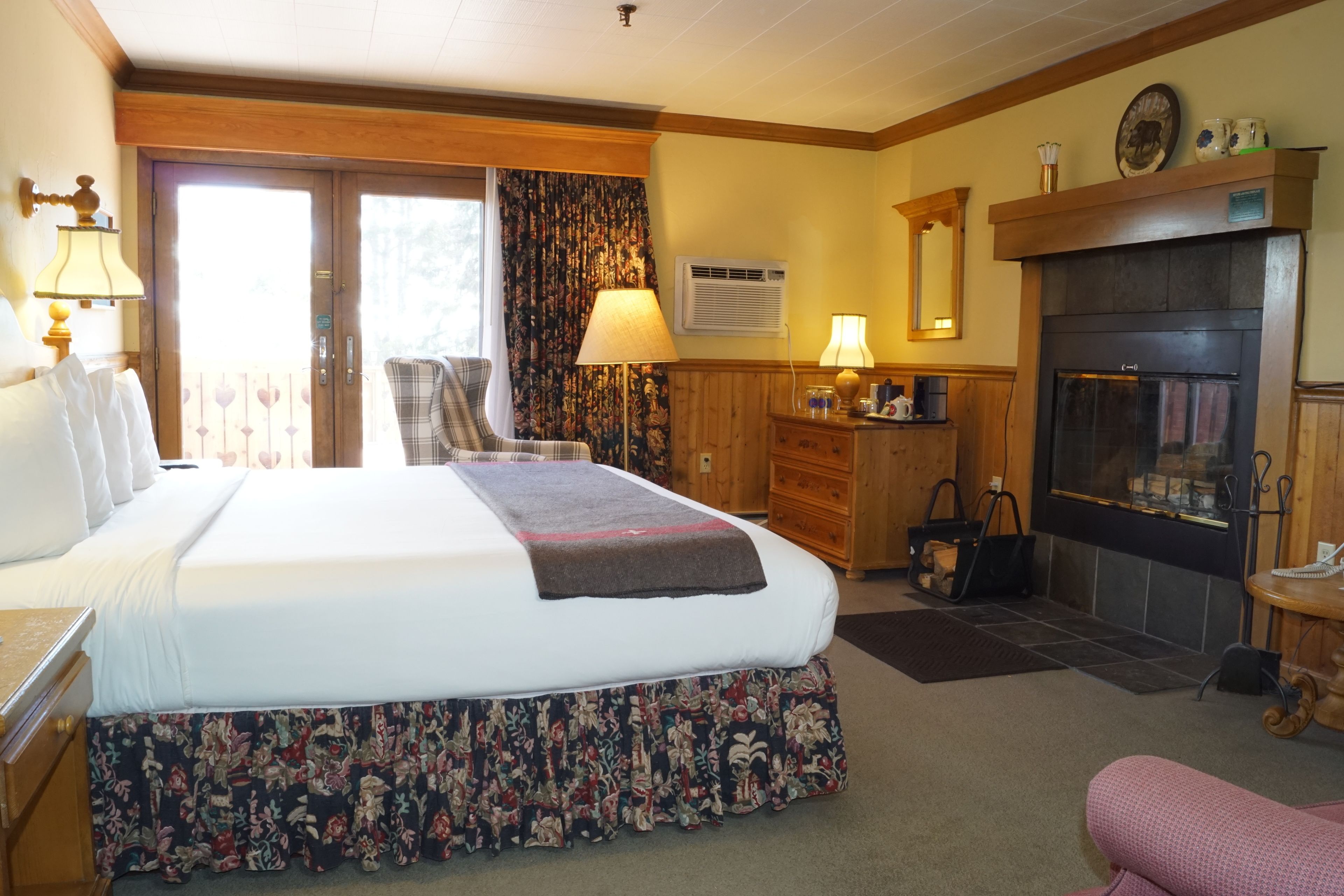 standard room, 1 king bed with sofa bed, fireplace (alpine room) | iron/ironing board, free wifi, bed sheets