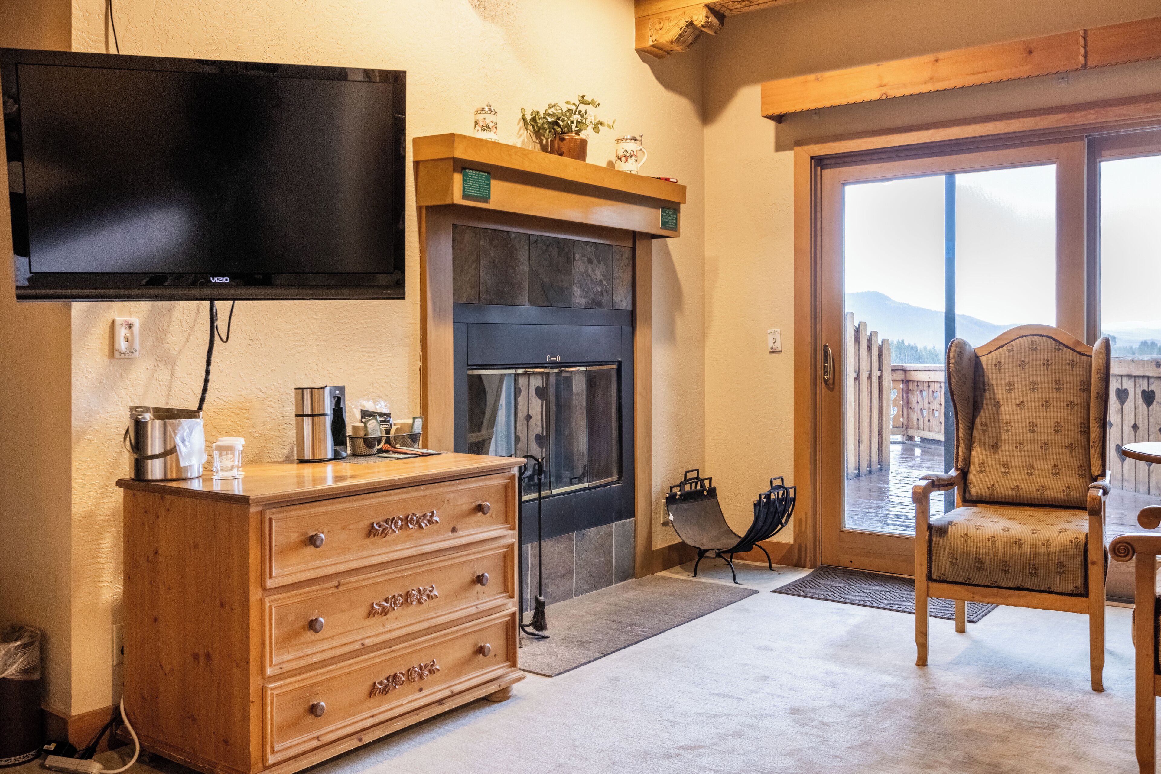 32-inch flat-screen tv with cable channels, tv