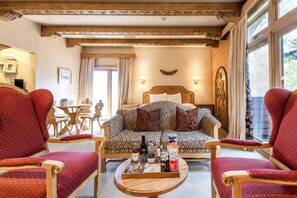 Suite, 1 King-Bett | Bügeleisen/Bügelbrett, kostenloses WLAN, Bettwäsche