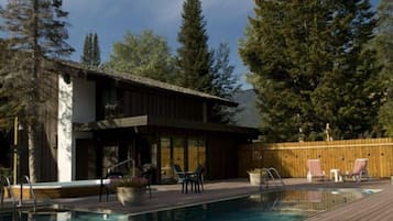 Outdoor pool, open 9:00 AM to 9:00 PM, sun loungers