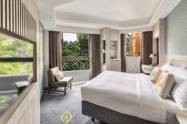 Banyan Room | In-room safe, desk, blackout curtains, iron/ironing board