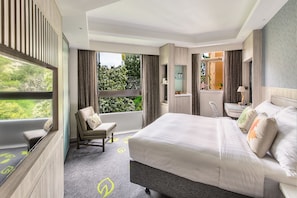 Banyan Room | In-room safe, desk, blackout curtains, iron/ironing board - Stanford Hillview Hotel (Kowloon)