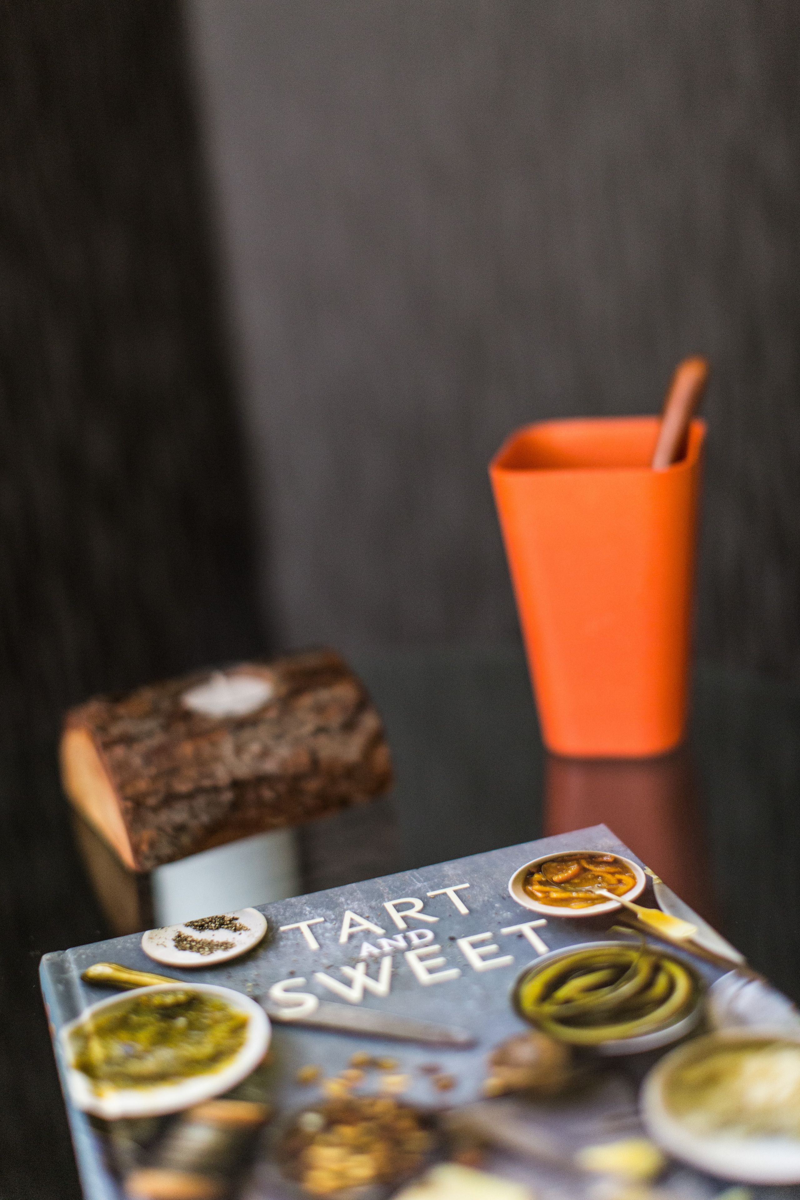 Una mesa con un libro titulado 