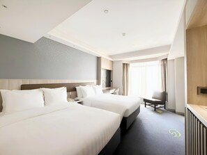 Evergreen Family Room (2 Double Bed) | In-room safe, desk, blackout drapes, iron/ironing board (on request) - Stanford Hillview Hotel (Kowloon)