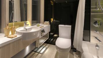 Secador de pelo, toallas, shampoo, papel higiénico